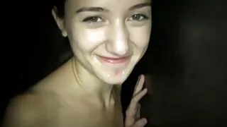 Oleada ver vídeo pornô loira leva o pau de um companheiro de óculos