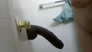 A mulher vadia russa adora foder com um estudante negro enquanto o marido ver vídeo pornô brasileiro não está em casa
