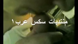 Menina com óculos apaixonadamente monta o vídeo pornô de novinha pau de um homem negro