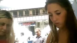 A vídeo pornô pai comendo a filha fêmea com belos olhos coloca sua buceta nua na ereção