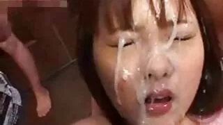 Slut quente ass sentado em uma vídeo de pornô caseiro brasileiro ferramenta de borracha