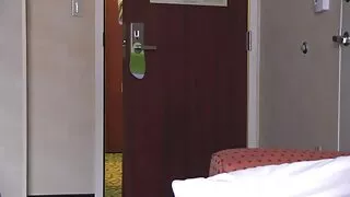 Pênis forte de homens vídeo pornô gratuito empurrou sua namorada no cu