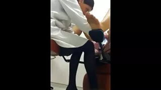 O cara vai ser limpo em ambos os buracos para pornor doido foder sua namorada na cama