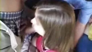 O homem video sexo nacional comprometeu-se a foder com força uma rapariga atraente de olhos estreitos