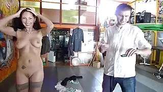 Atraente morena em lingerie filme pornô mulher transando com animal Se cavalca