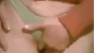Loira linda vídeo pornô caseiro é dada a um homem negro em um peludo