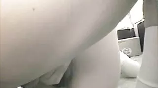 Macho curvado sobre a video porno de pai e filha mesa cadela com grandes Mamas de silicone