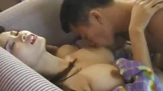 Uma video porno ao vivo rapariga com um rabo grande deu uma pila aos olhos