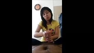 Inseriu uma rolha video de pormo no cu e fodeu uma rapariga com um pénis inserido