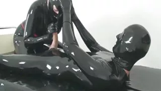 Despretensioso cara esticada vídeo pornô de mulher virgem apertado e ragazza