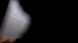 Mulher nua Lambe pau e fuma direito na vidio orno cama