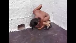 Menina de cabelos escuros abriu a buceta para o cara videos de sexo brutal no sofá