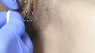 Masturbação deitado provoca emoções agradáveis na menina ver vídeo pornô