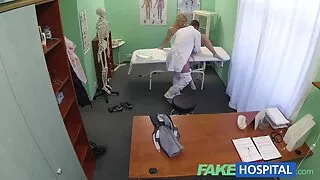 Buomom signora senhora se masturbando filme porno com brasileiras em um semicírculo transparente