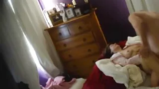 A miúda abriu-lhe as bochechas e o tipo cutucou-lhe o filme pornô escrava isaura rabo