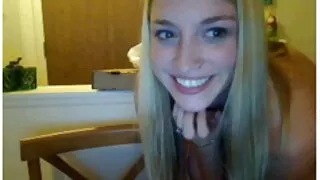 Macho fodendo um grande falo de uma garota vídeo de pornô com mulher gostosa radiante