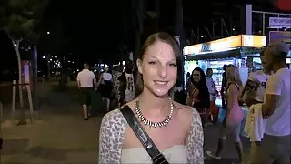 Na frente vídeo pornô legendado das câmeras garota concordou em mostrar o corpo