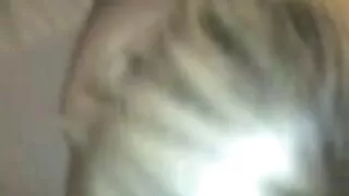 Curvado sobre o estilo cachorrinho para filme pornô brutal a masturbação do bichano cor de rosa