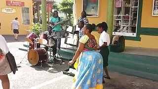 Mulato com um pau grande vídeo pornô de animal fode no quintal Latina na Bunda
