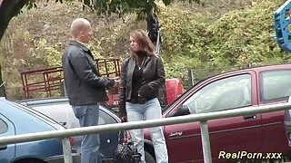 Depois de uma leve massagem, o cara vídeo pornô amadores fode a bunda de uma mulher