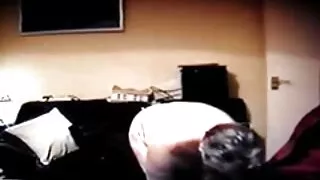 Irmão insolente com vídeos pornograficos amigo feliz em foder a irmã de uma vez em ambos os buracos