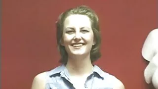 A menina tem um forte desejo e abre as pernas na comendo a mae porno frente do galo