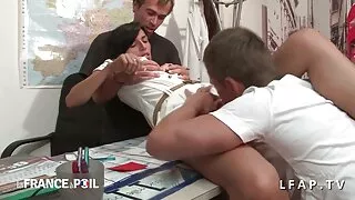 Linda rapariga pono caseiro de joelhos a chupar a pila de um homem