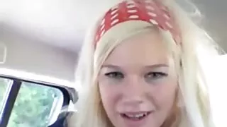 Sensual menina fode em melhores vídeos pornô botas, abrindo as pernas abertas