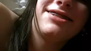 Queima devassa morena fode sua buceta com um vídeo pornô as brasileiras vibrador e cums