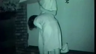 Duas raparigas decidem jogar dramatização, a mãe ensina vídeo pornô mulher traindo marido a foder