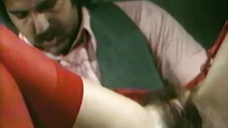 Modelo elegante acaricia buraco nu filme pornô da tigresa e atinge o orgasmo