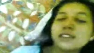 Cabelos compridos Japonês chupa o vídeo de pornô de velho pau de um cara com uma boca hábil