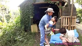 O homem é feliz para porno de mulher peidar menina duro em cuecas