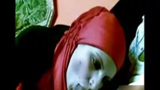 As nádegas brancas do bronzeado destacam-se contra vídeo de pornô as panteras o corpo