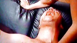 Macho fodido na bunda quero vídeo pornografia gorda por uma vagabunda com um pau inserido