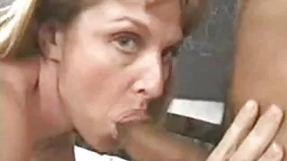 Em um falo o vídeo pornô pontudo, Boi rola uma boceta peluda na sala de estar