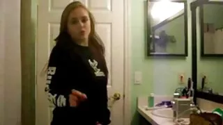 De pé na filme pornô vídeo frente da câmera garota esmaga elegante sissy