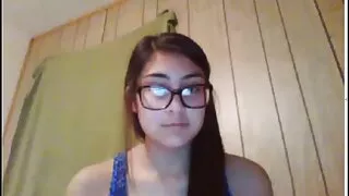 Homens ágeis rapidamente fodem uma video de pornor mulher em dois galos na praia
