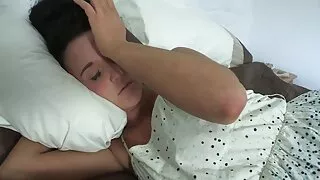 A gostosa dá um cara grande no video sexo dp cu