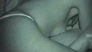 Sensual apertado olhos vídeo pornô bem safado menina lentamente chupa o pau