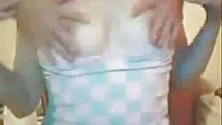 Muito apertado-eyed menina fondles filme pornô de homem Peludo com os dedos