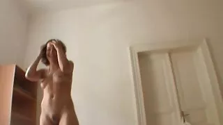 Belo xixi com filme pornô homem com mulher um fluff em uma cadela nua como um cara