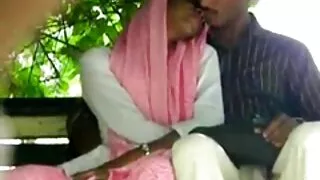 Macho perfurado por uma porno novinha amador namorada anal depois do duche